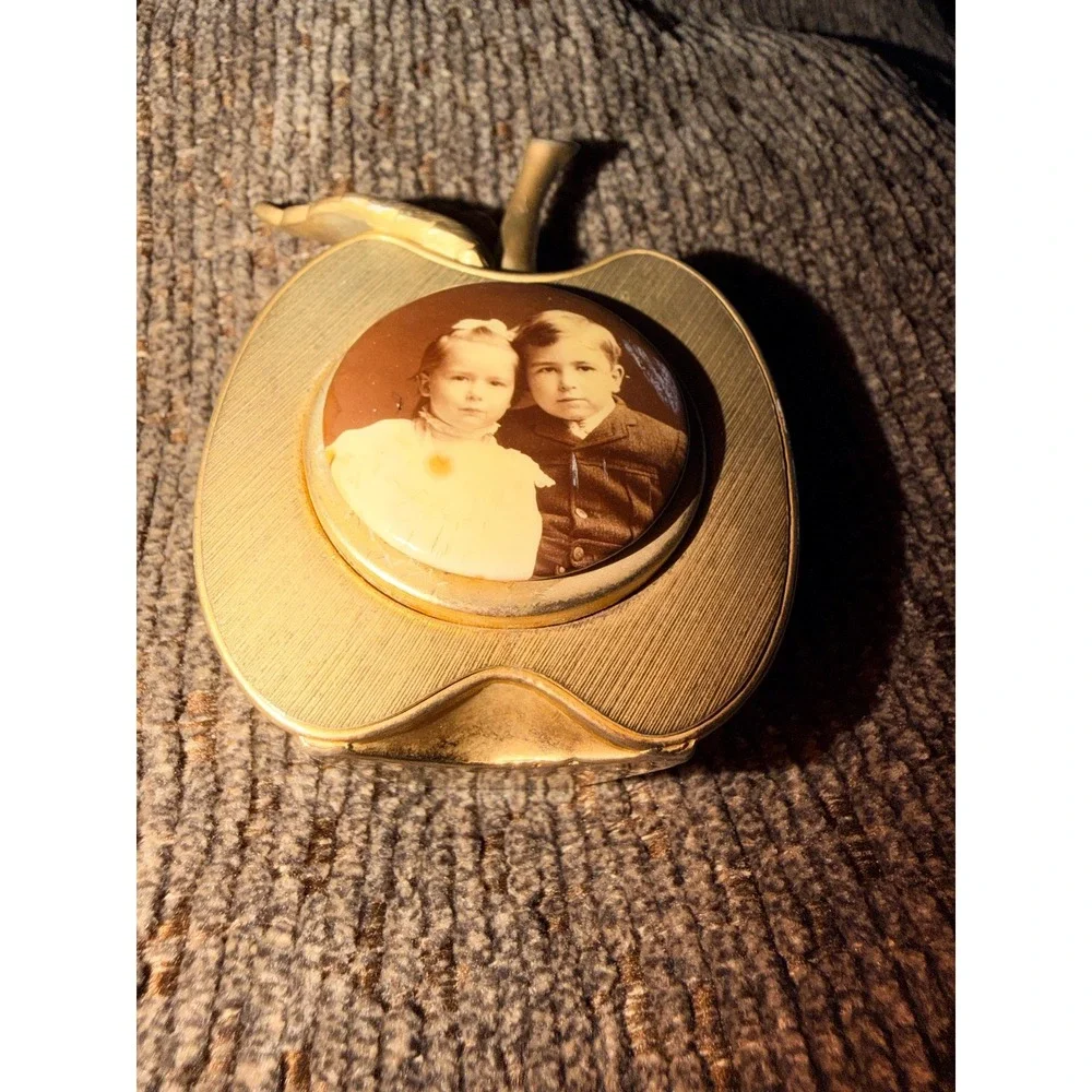 Vintage Brass Apple Picture Frame – Cottagecore Desk Decor, Retro Fruit Accent
